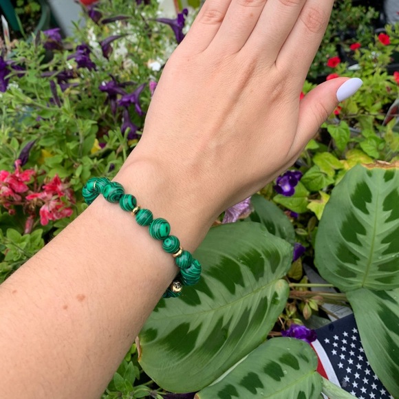 NWOT green and black beaded memory wire bracelet. - Picture 4 of 4